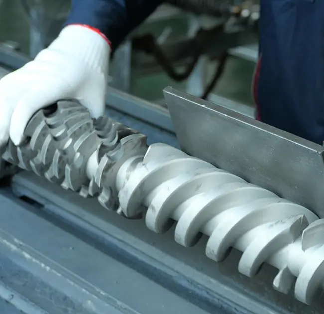 Mengapa garis hitam muncul berulang kali di ekstruder? Artikel ini mengajarkan Anda cara cepat menentukan apakah hal ini disebabkan oleh masalah pada laras atau sekrup.